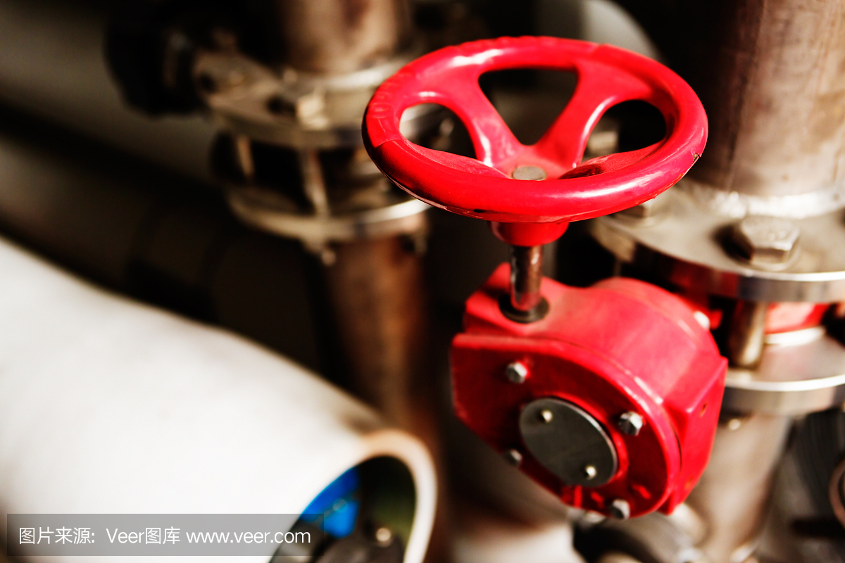 鋼鐵制造廠:紅色控制輪對(duì)管